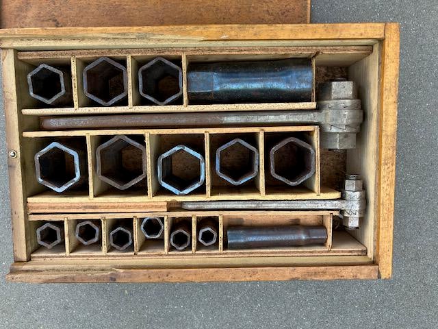 Ratelsleutelset Oldtimer Tractor / Jeep Ferret toolbox wood, Ophalen of Verzenden, Gebruikt