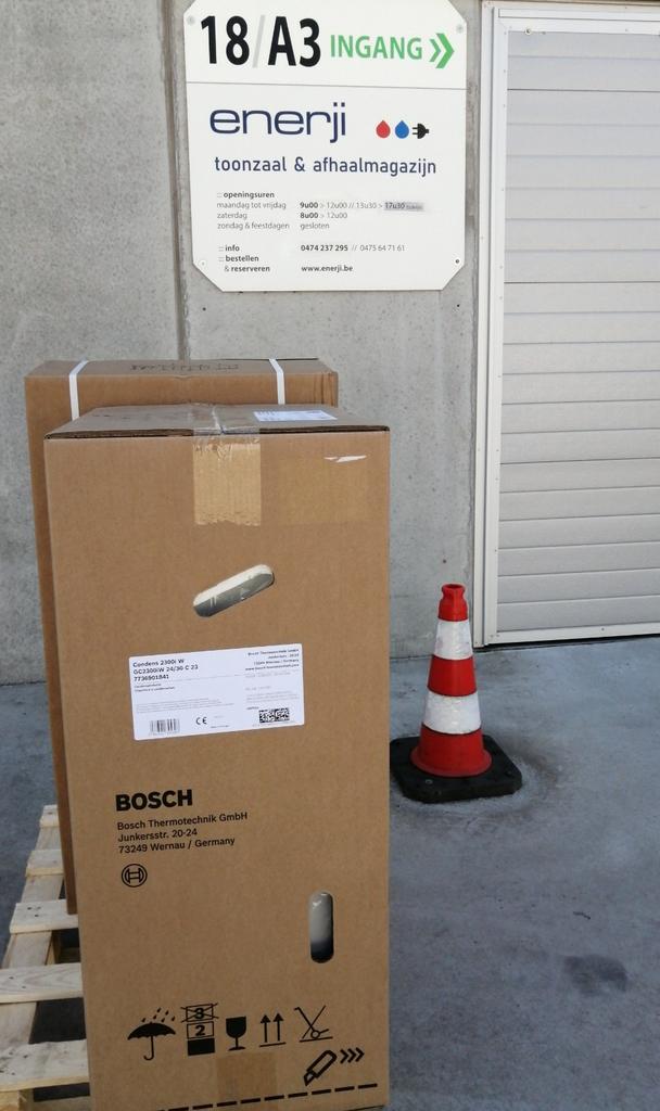 Bosch GC2300iW 24/30 C 23 combi condensatie gaswandketel, Doe-het-zelf en Bouw, Ophalen, Nieuw, Radiator