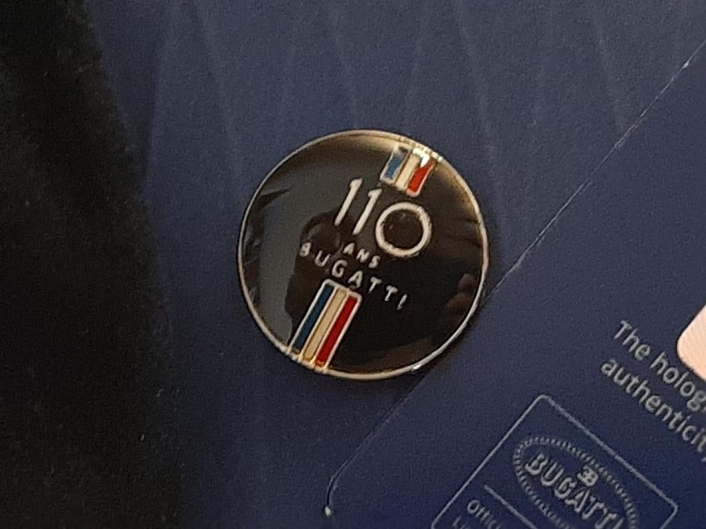 Pins et pochette 110 ans BUGATTI, Collections, Enlèvement ou Envoi