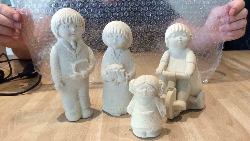 Vier zandbeeldjes, twee met zekerheid van stone art, Belgium, Verzamelen, Beelden en Beeldjes, Ophalen, Zo goed als nieuw