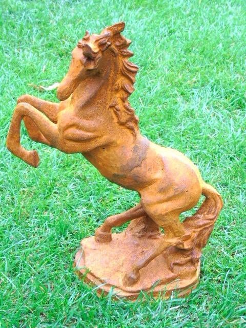 een steigerend paard met een kant in roestig gietijzer..., Tuin en Terras, Ophalen of Verzenden, Nieuw, Metaal, Dierenbeeld