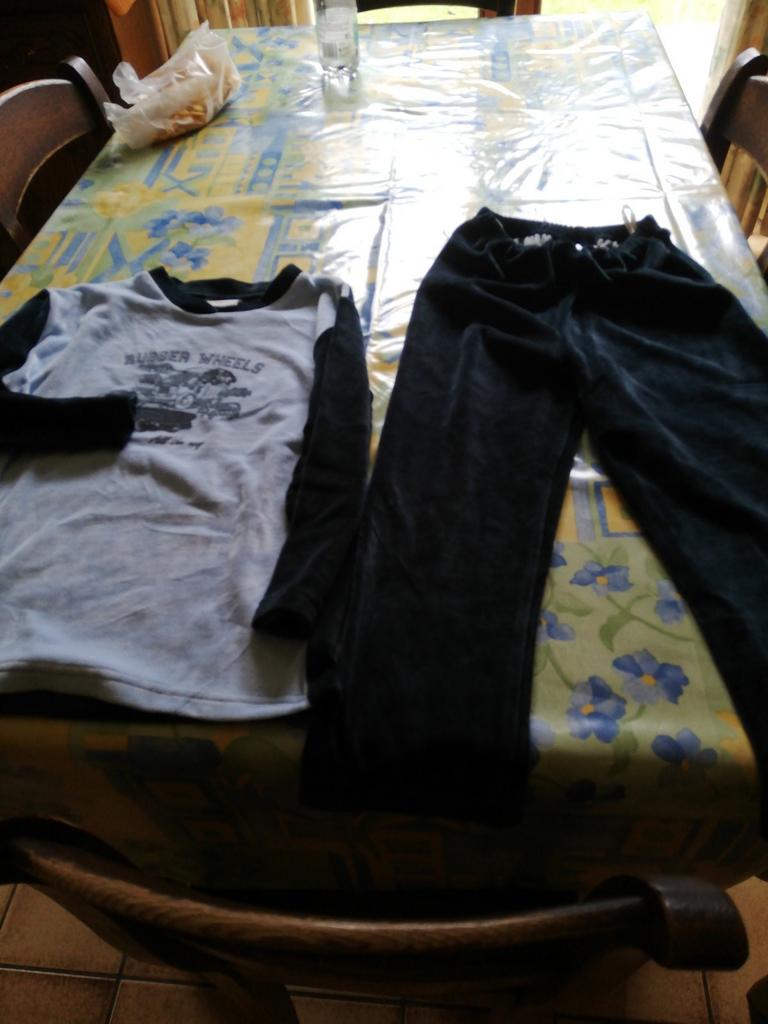 Pyjama enfant velours. Taille 6 ans. Neuf., Comme neuf