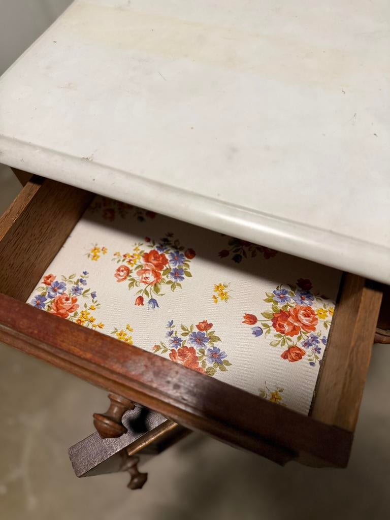 Jolie table de chevet ancienne en bois et marbre, Enlèvement, Utilisé