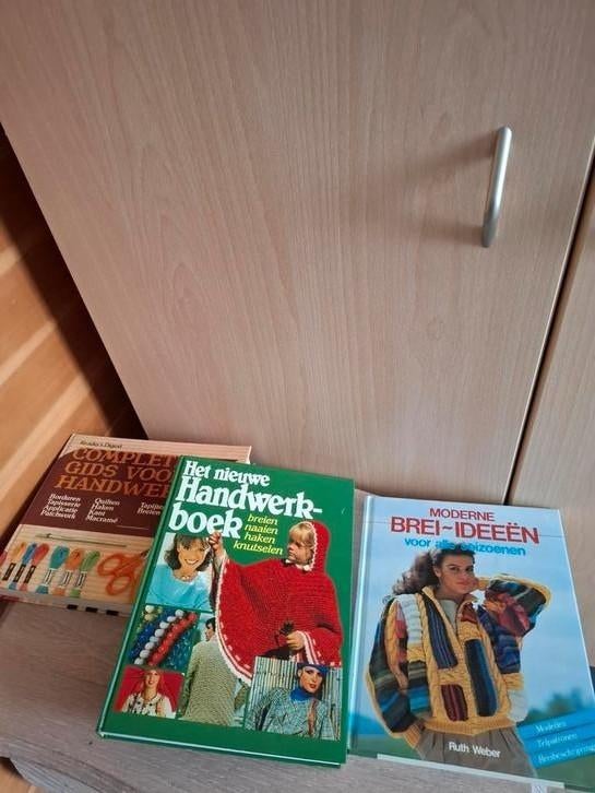 3 oudere maar zo goed als nieuw brei- en handwerkboeken, Enlèvement, Comme neuf