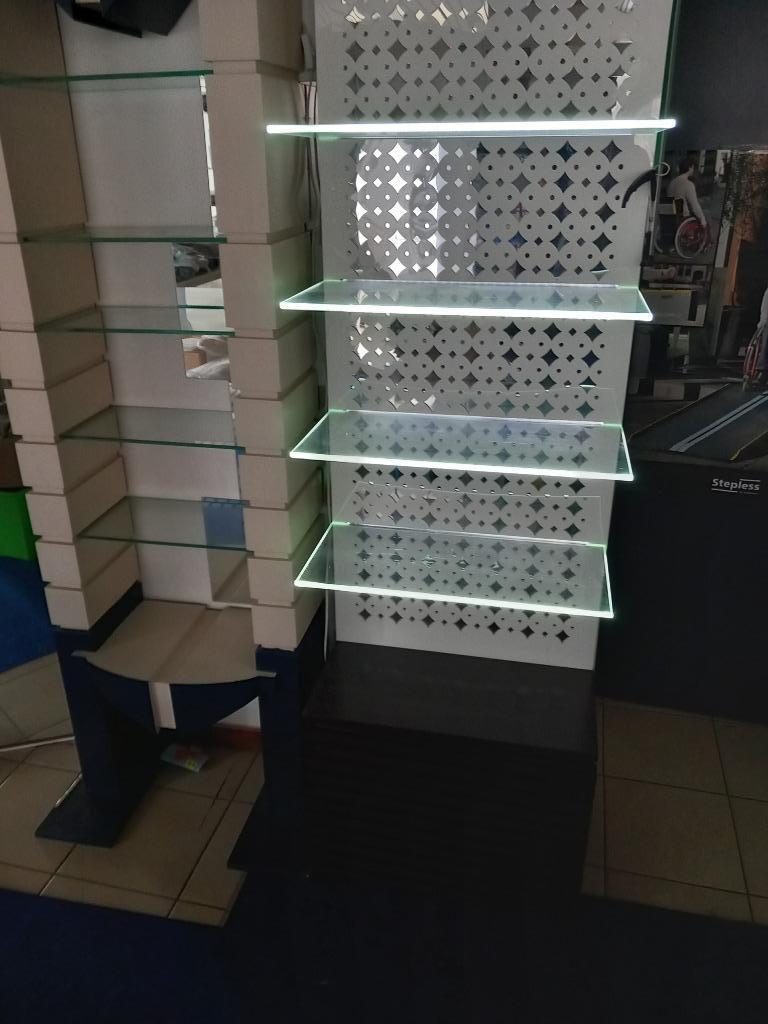 WINKELINRICHTING kasten met leggers en verlichting, Ophalen