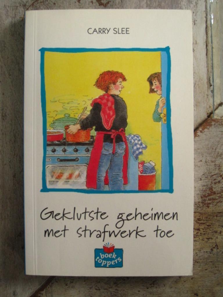 Boek jeugd 9 - 12 jaar Geklutste geheimen met strafwerk toe, Ophalen of Verzenden, Gelezen, Carry Slee, Fictie