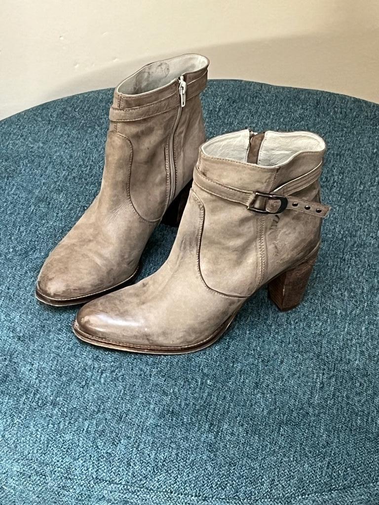 Lage beige leren laarsjes met hak, ANDERE, Beige, Lage of Enkellaarzen, Ophalen of Verzenden