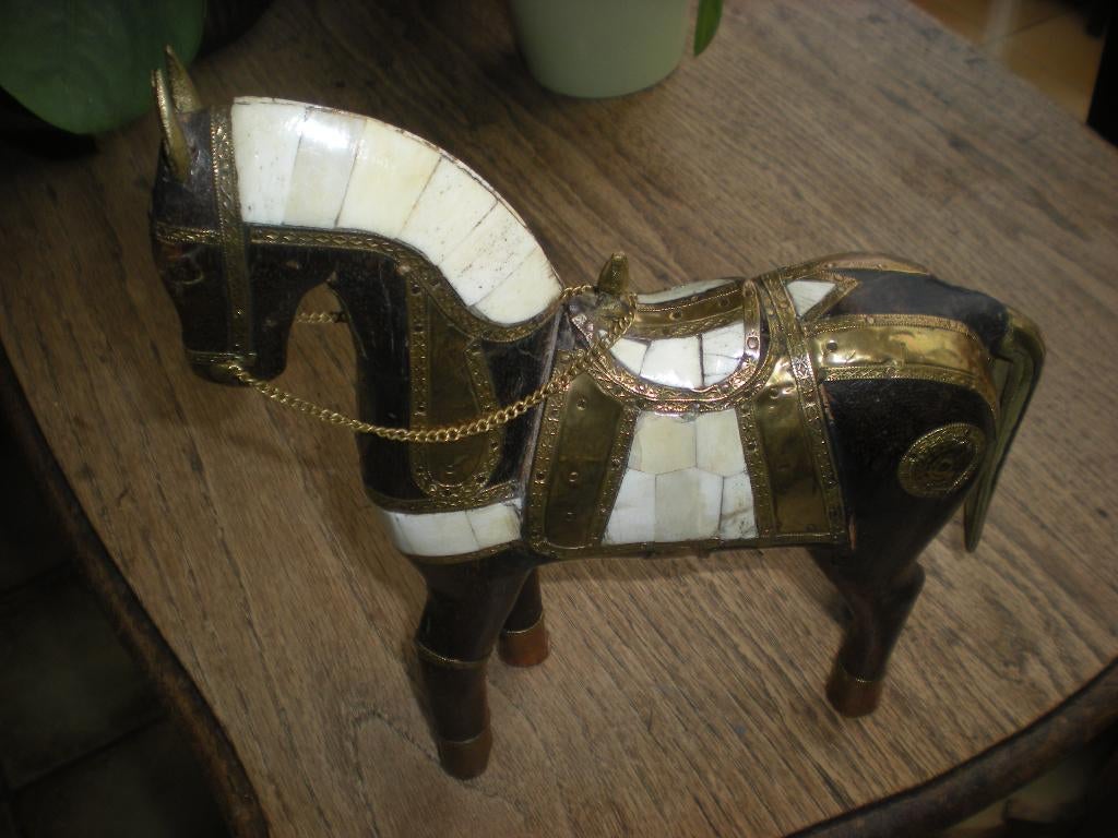 houten beeld van paard met parelmoer en messing, Enlèvement, Statue
