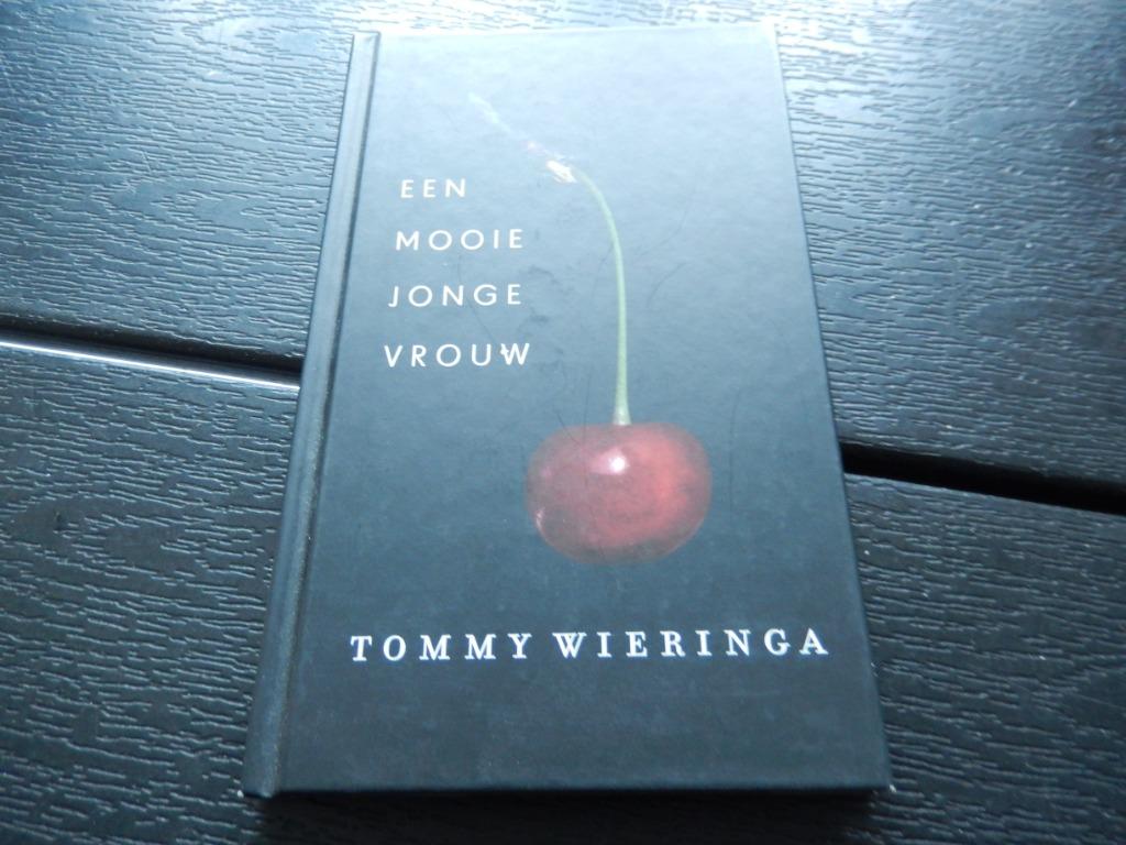 Boek: Tommy Wieringa - Een mooie jonge vrouw (zgan), Enlèvement, Comme neuf