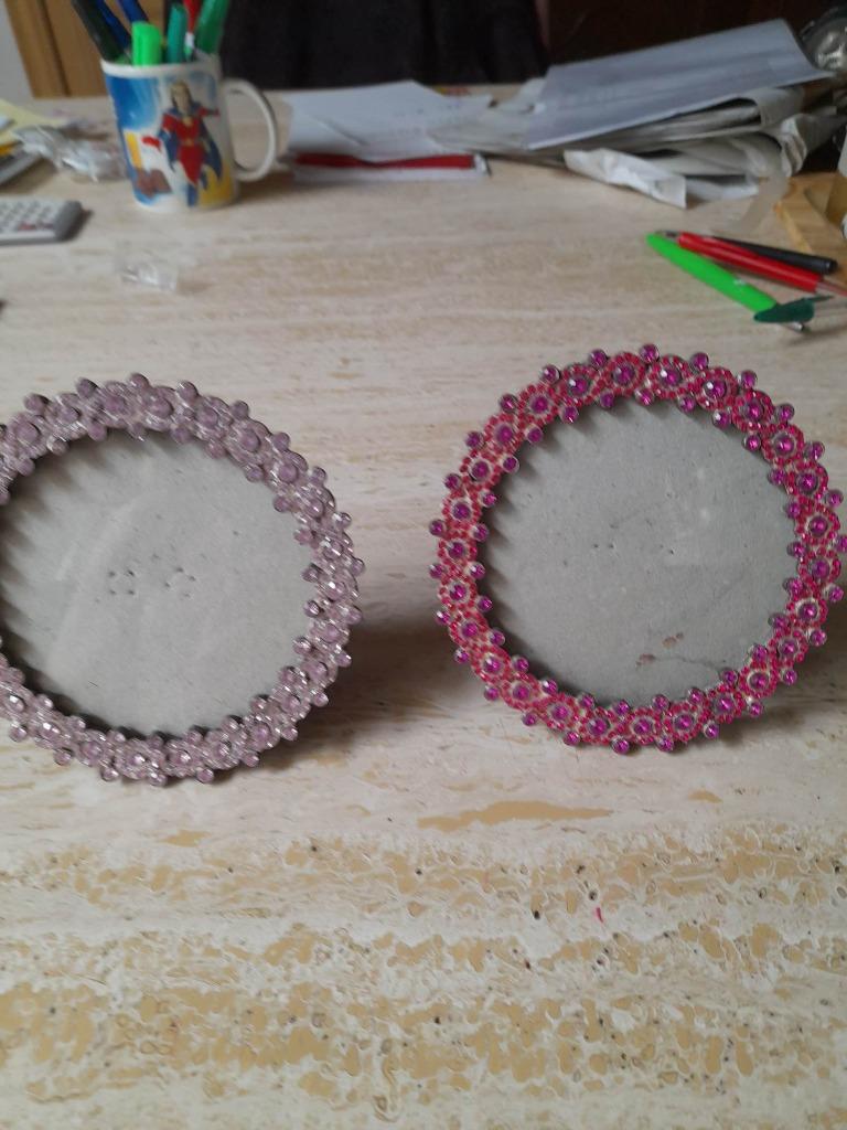 2 ronde fotokaders met strass-steentjes, Huis en Inrichting, Woonaccessoires | Lijsten, Gebruikt, Minder dan 50 cm, Minder dan 50 cm