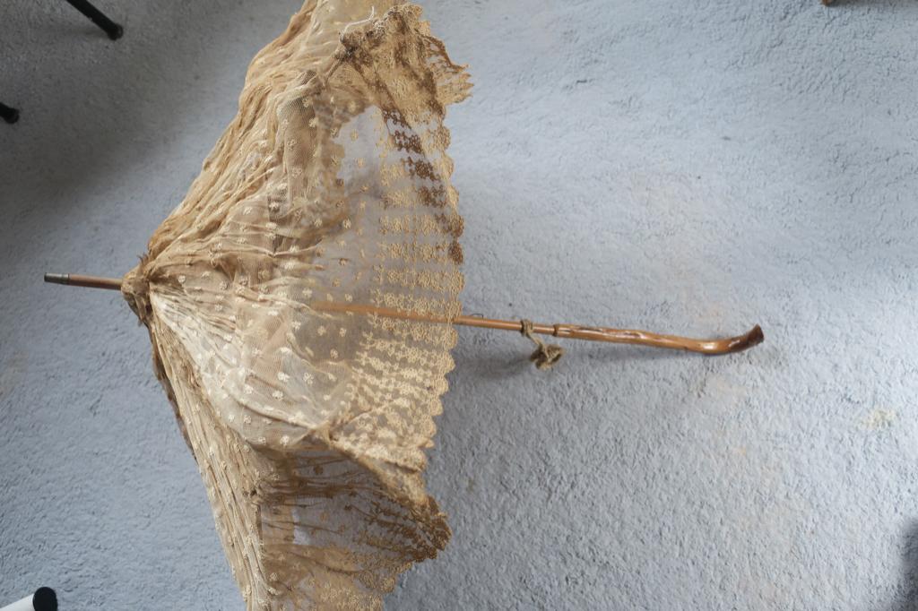 parapluie retro en dentelle, Hobby & Loisirs créatifs, Dentelle, Enlèvement, Utilisé, Autres types