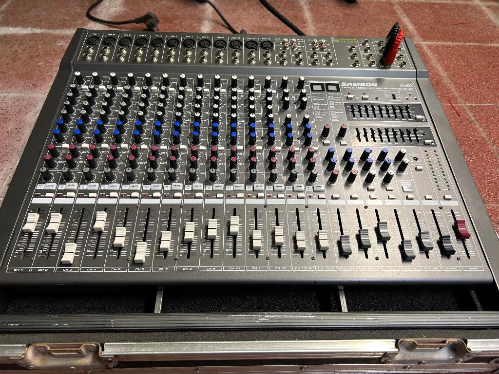 SAMSON TXM20 powered mixer met Flightcase en MULTIKABEL, Ophalen of Verzenden, Zo goed als nieuw, 20 kanalen of meer, Microfooningang