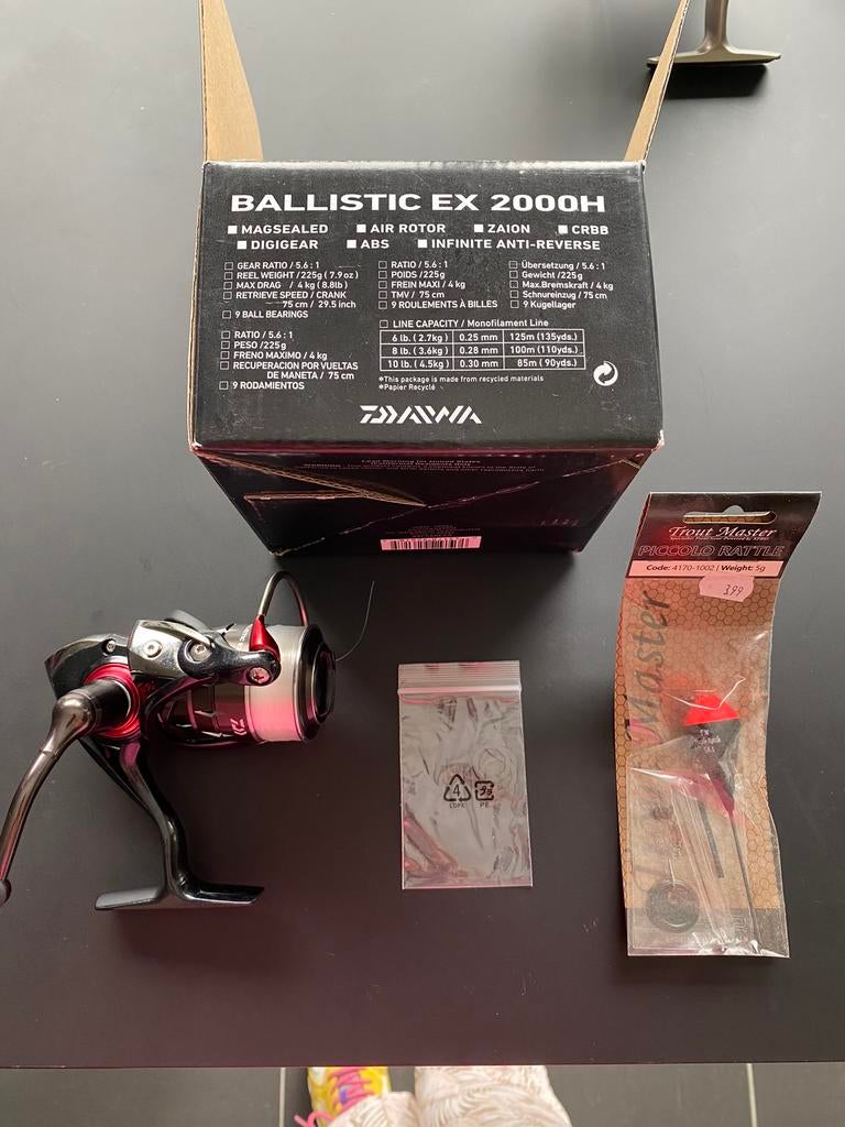 NIEUWE forelmolen DAIWA ballistic ex 2000H met nieuwe draad, Enlèvement ou Envoi, Neuf