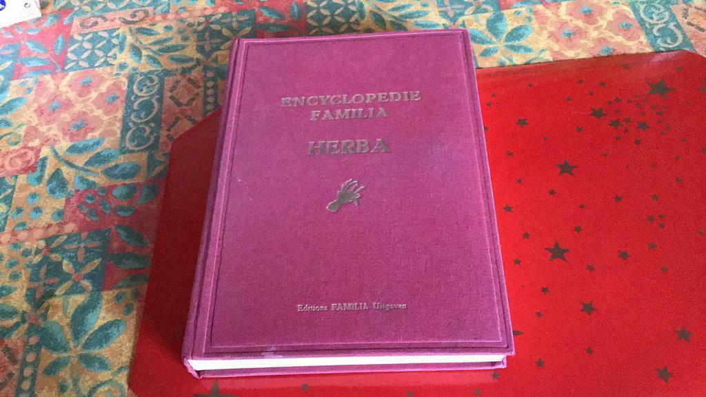 encyclopedie familia(z), Boeken, Ophalen of Verzenden, Gelezen, Plaatjesalbum