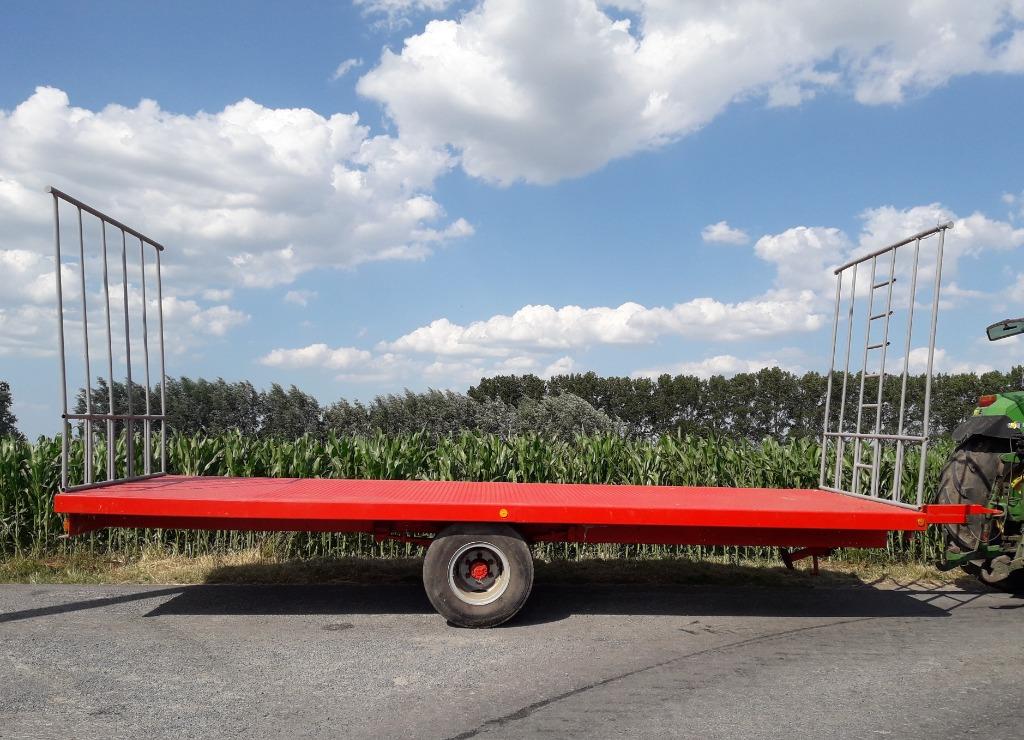 halfgedragen platte wagen met bijhorende pakkenlader, Ophalen