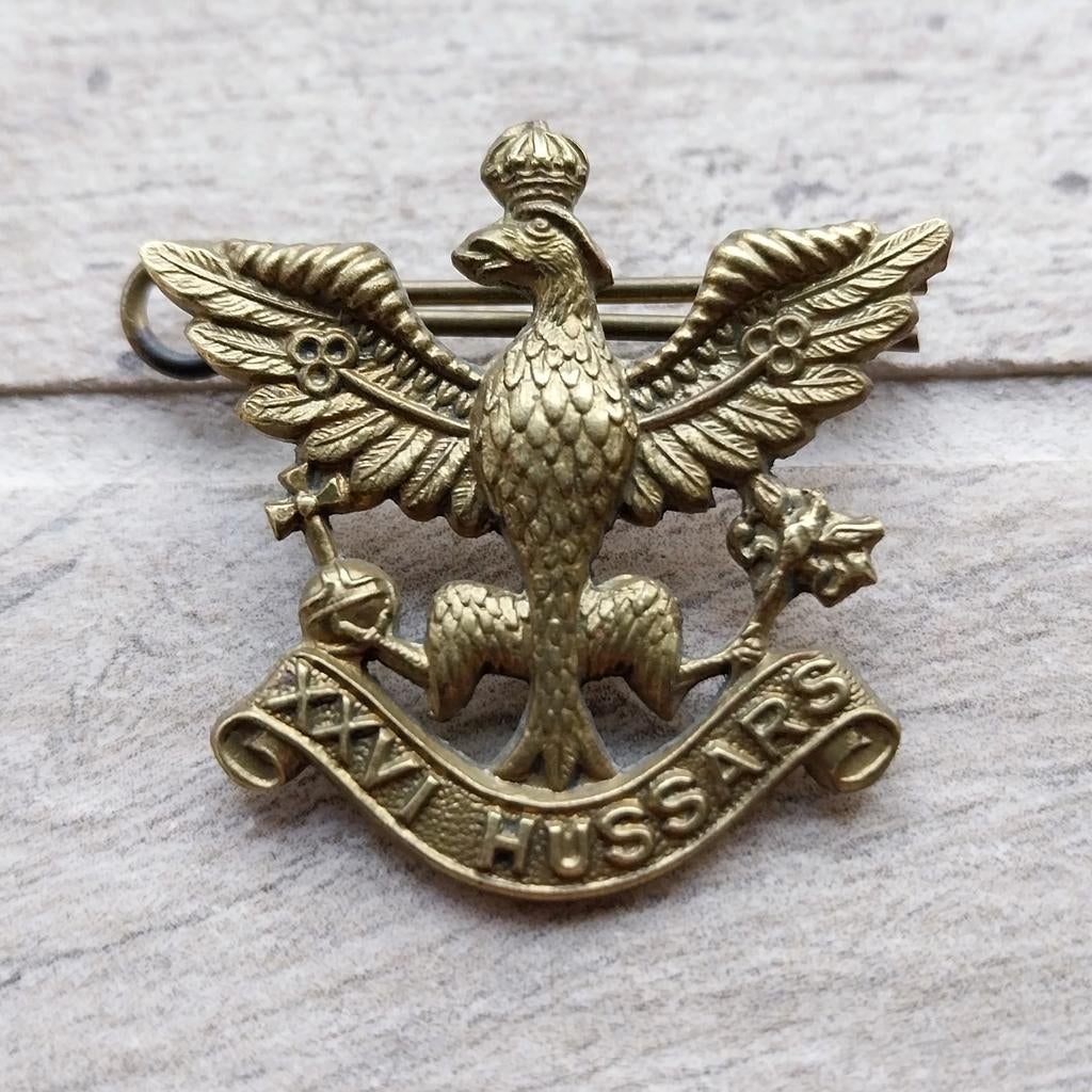 Britse cap badge 26th hussars wo2 40-45, Verzamelen, Militaria | Algemeen, Ophalen of Verzenden