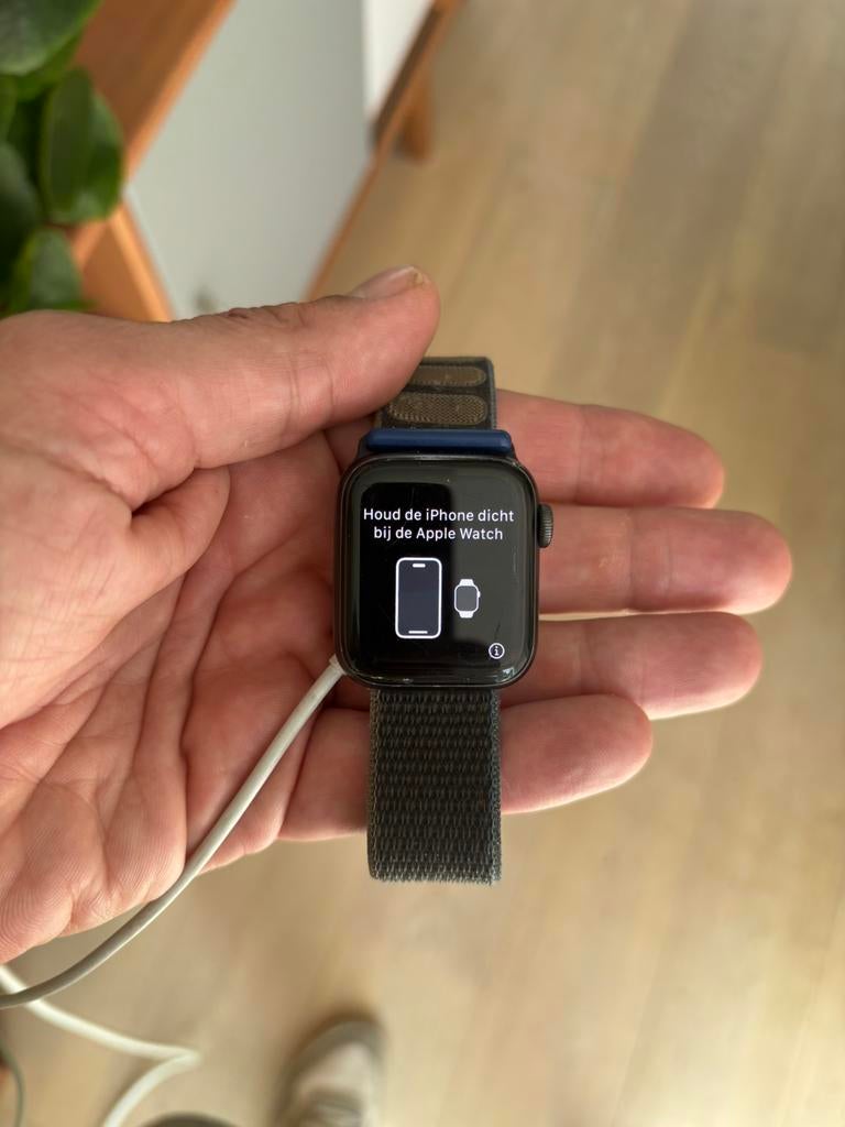 Apple Watch SE 40mm Space Gray + Boîte + Chargeur, Bijoux, Sacs & Beauté, Montres connectées, Gris, Enlèvement ou Envoi, IOS, Utilisé