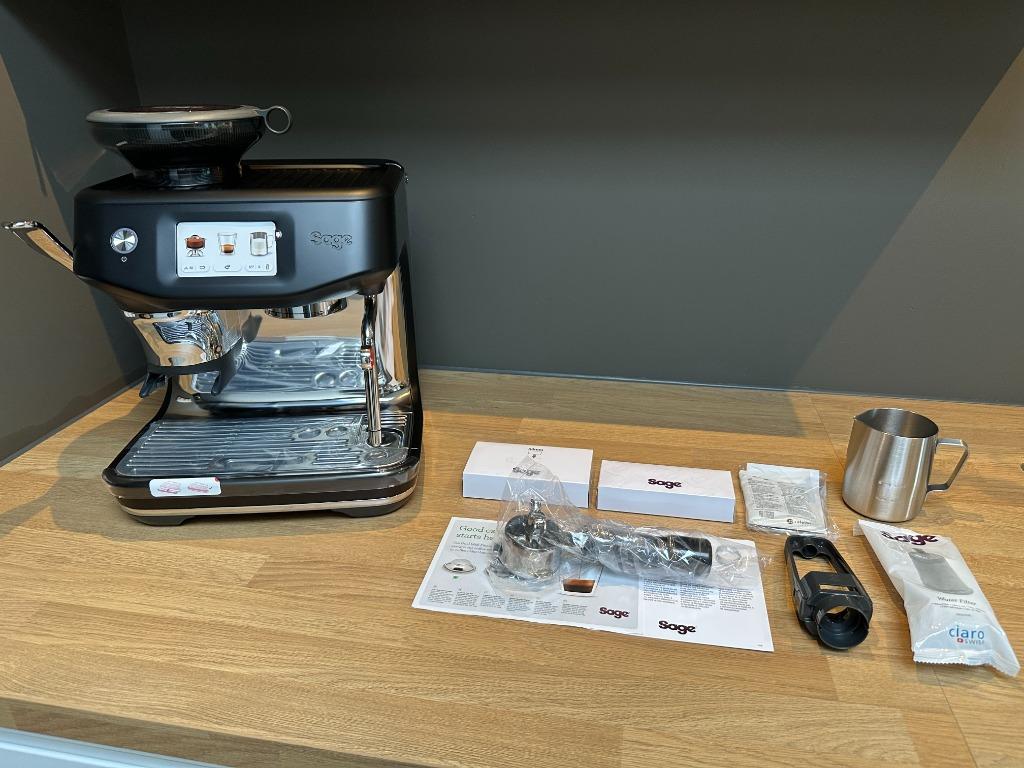 Sage the Barista Touch Impress Black Truffle, Garantie, Espresso apparaat, Zo goed als nieuw, Afneembaar waterreservoir, Koffiebonen