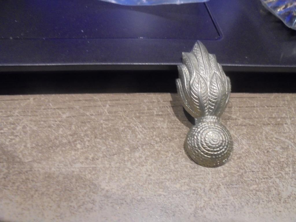 grenadiers zilverkleurig, Verzamelen, Ophalen of Verzenden, Landmacht, Embleem of Badge