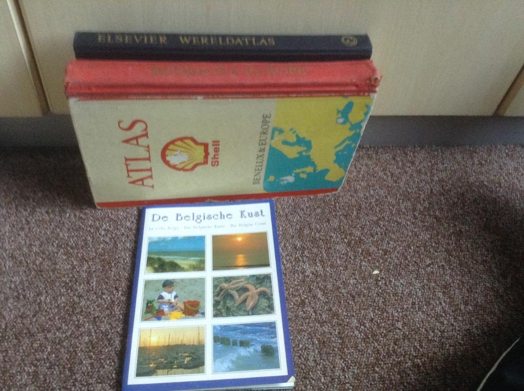 Atlas du monde, du Benelux et de l'Europe de Panne à Zeebrug, Enlèvement ou Envoi, Autres atlas, Diverse auteurs, Comme neuf