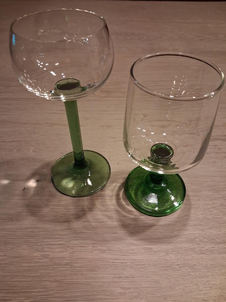 2 glaasjes groene voet, Verzamelen, Glas en Drinkglazen, Ophalen of Verzenden