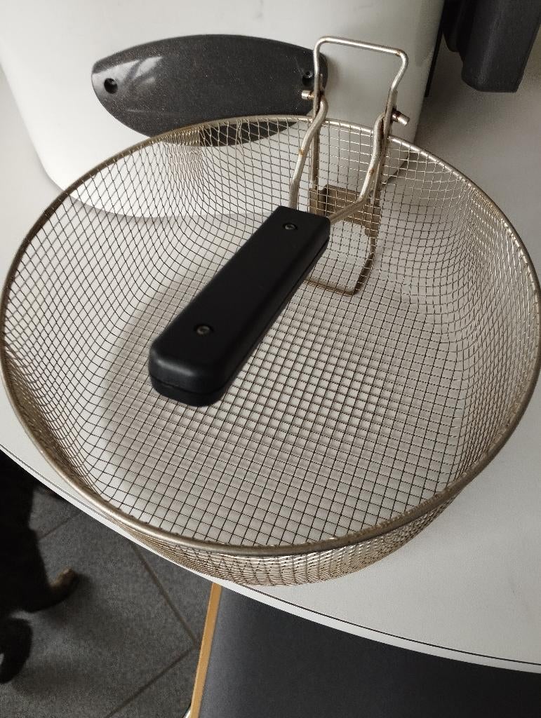 Frituurpan FriFri, Elektronische apparatuur, 3 tot 4 liter, Ophalen, Zo goed als nieuw, Uitneembare binnenpan