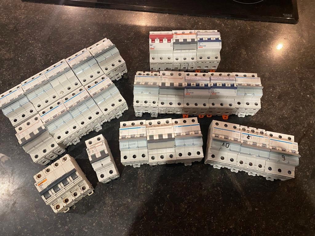 Lot de 25 disjoncteurs, Enlèvement, Utilisé, Autres types