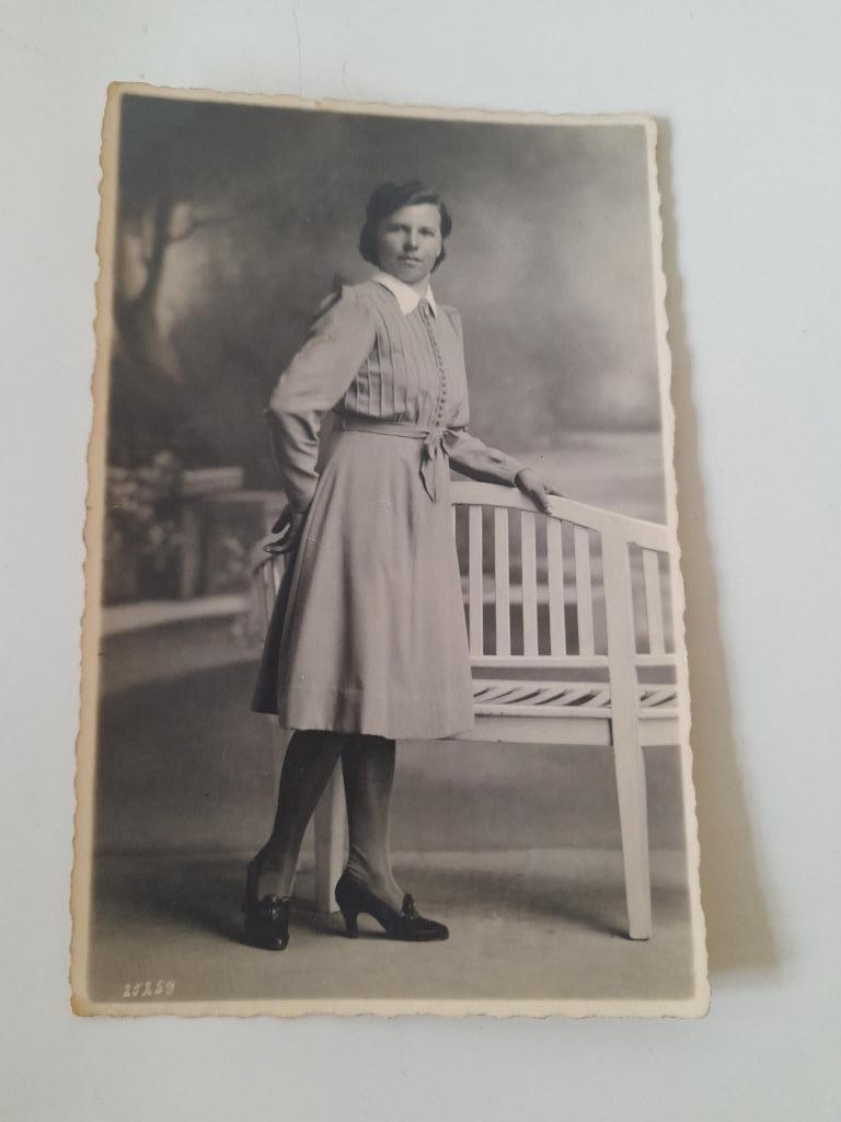 Carte postale - portrait en studio d'une jeune femme, 1930, Collections, Cartes postales | Thème, Non affranchie, 1920 à 1940