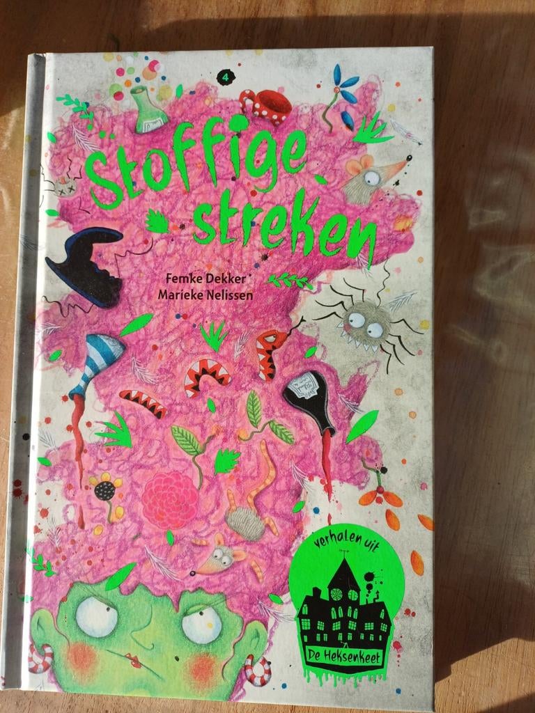 Boek Stoffige streken, Ophalen of Verzenden, Gelezen