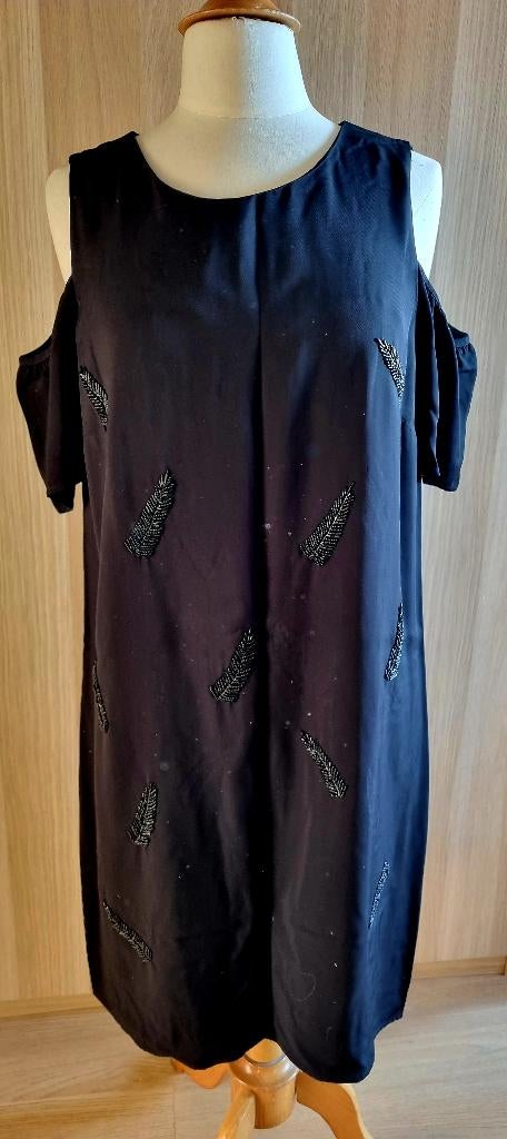 123 ~ zwarte jurk met parels, Kleding | Dames, Jurken, Zo goed als nieuw, Maat 42/44 (L), Zwart, Knielengte, Ophalen of Verzenden