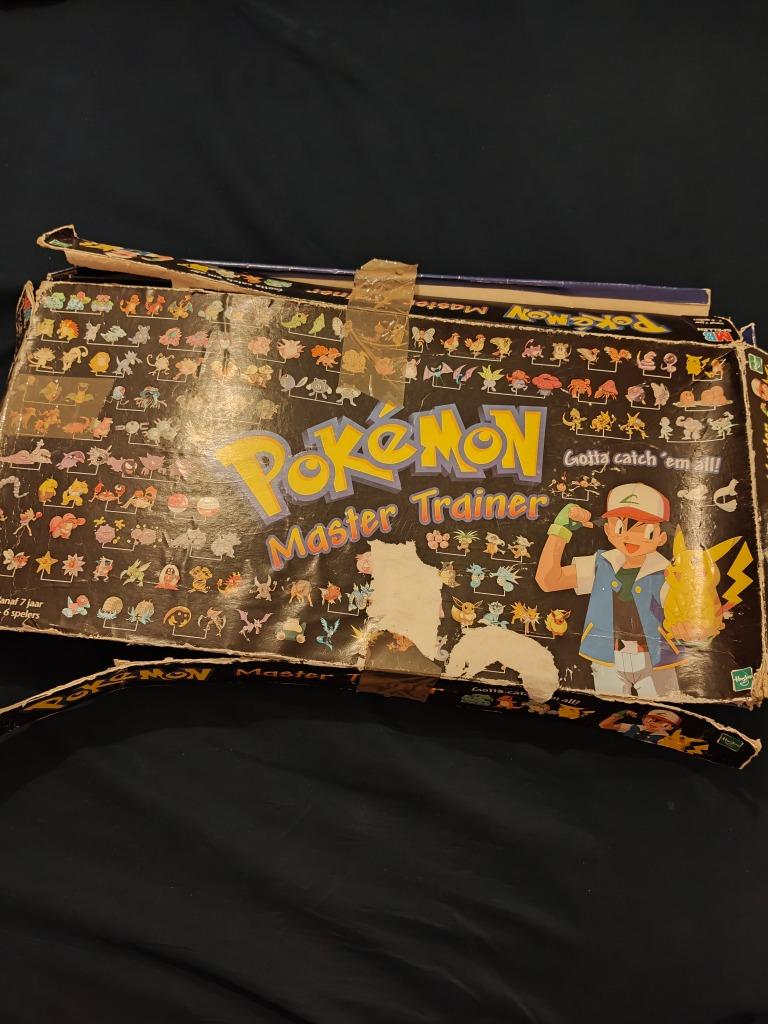 Pokémon Master Trainer Indigo Plateau 2000 NL pas complet, Hobby en Vrije tijd, Ophalen of Verzenden, Gebruikt, Overige typen