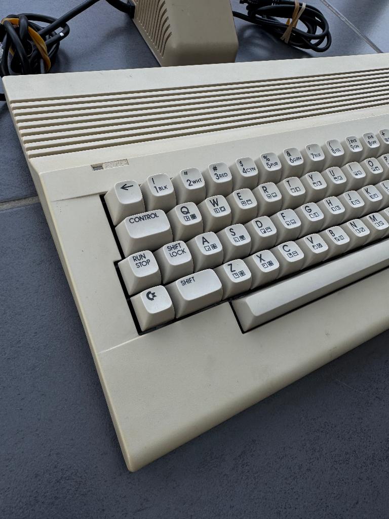 Commodore 64 + voeding met 5V mod, Ophalen of Verzenden, Commodore