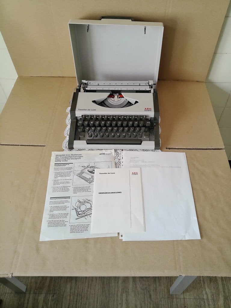 Machine à écrire vintage AEG OLYMPIA Traveller De Luxe, Enlèvement ou Envoi
