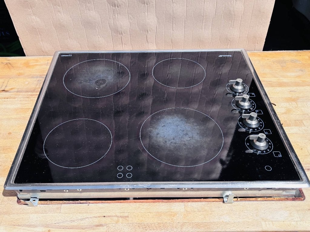 taque vitroceramique SMEG 4 feux a encastrer, 4 zones de cuisson, Enlèvement, Utilisé, Encastré