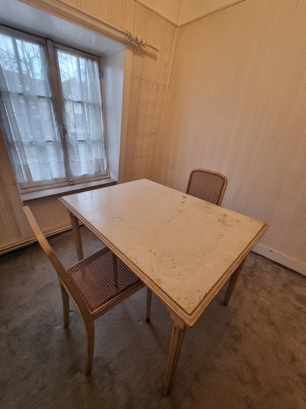 Ancienne table + 2 chaises cannées (cannage exc.état)., Enlèvement