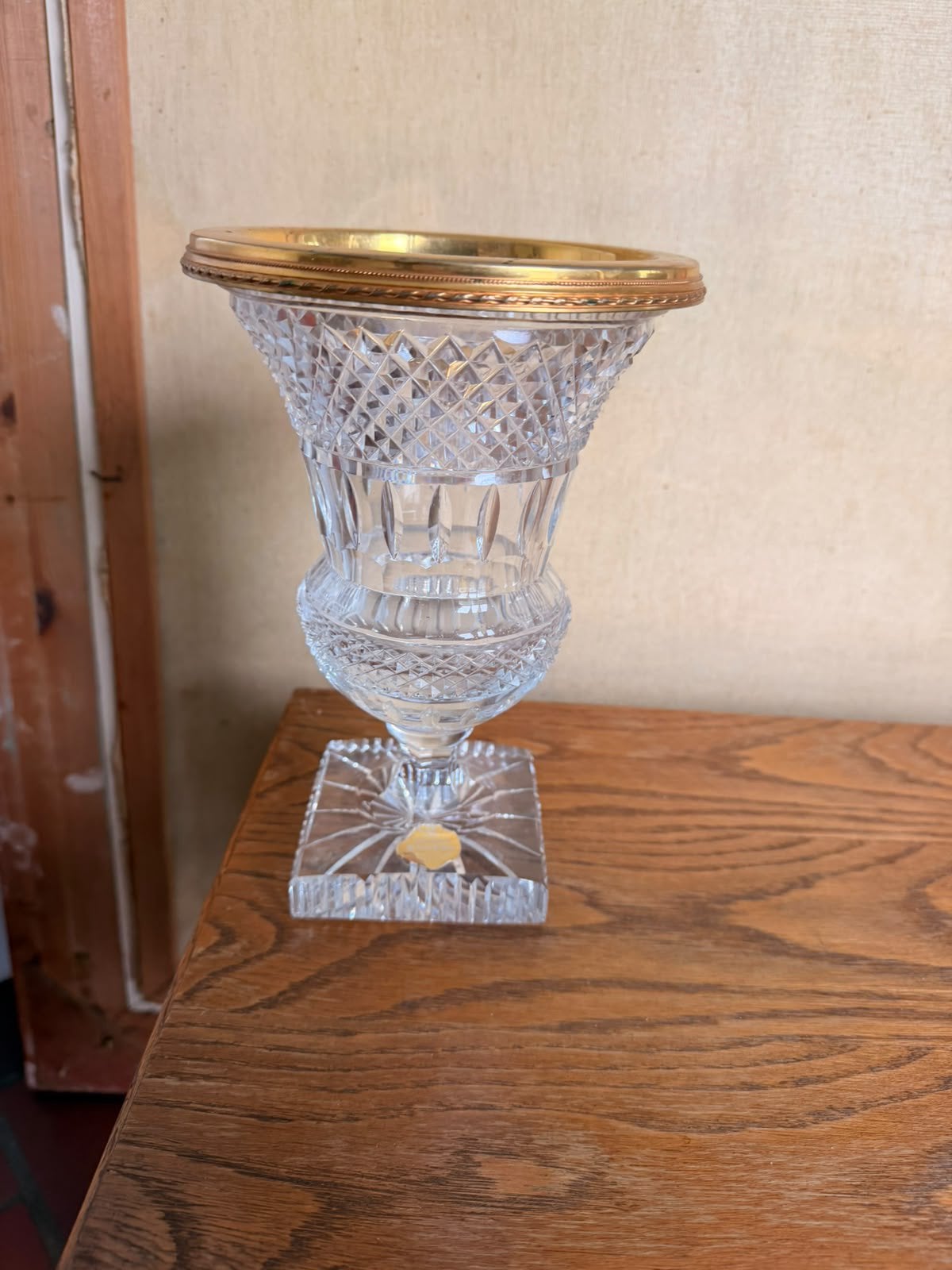 Vase en cristal taillé vintage sur pied avec bord doré, Enlèvement