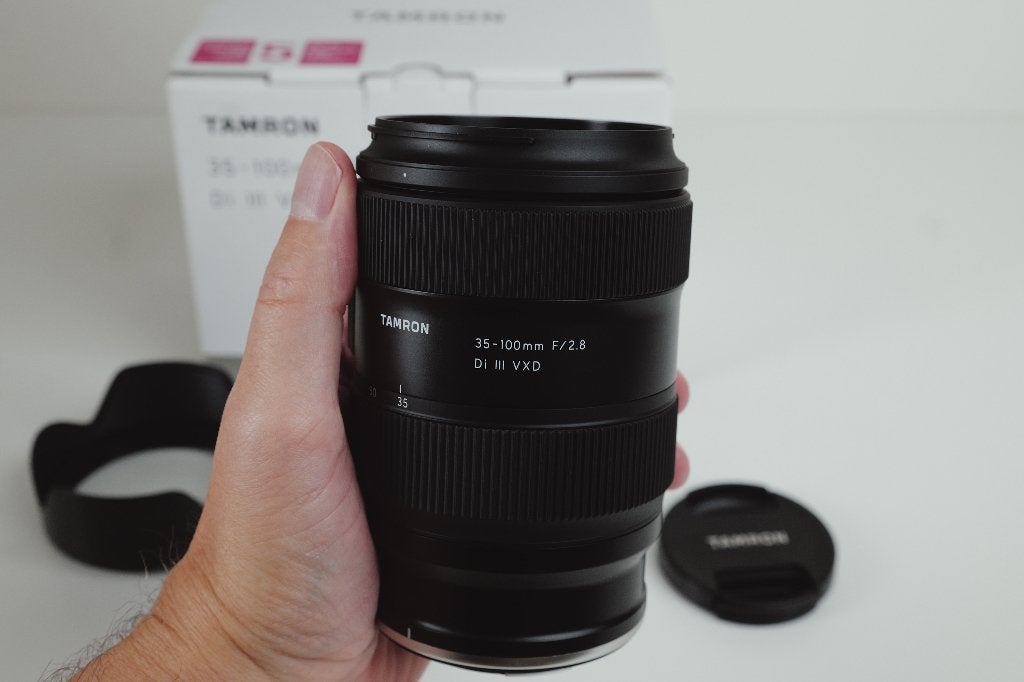 Tamron 35-100mm F/2.8 Di III VXD – Nikon Z, Zonnekap, Nikon Z-mount, Nieuw, Ophalen of Verzenden
