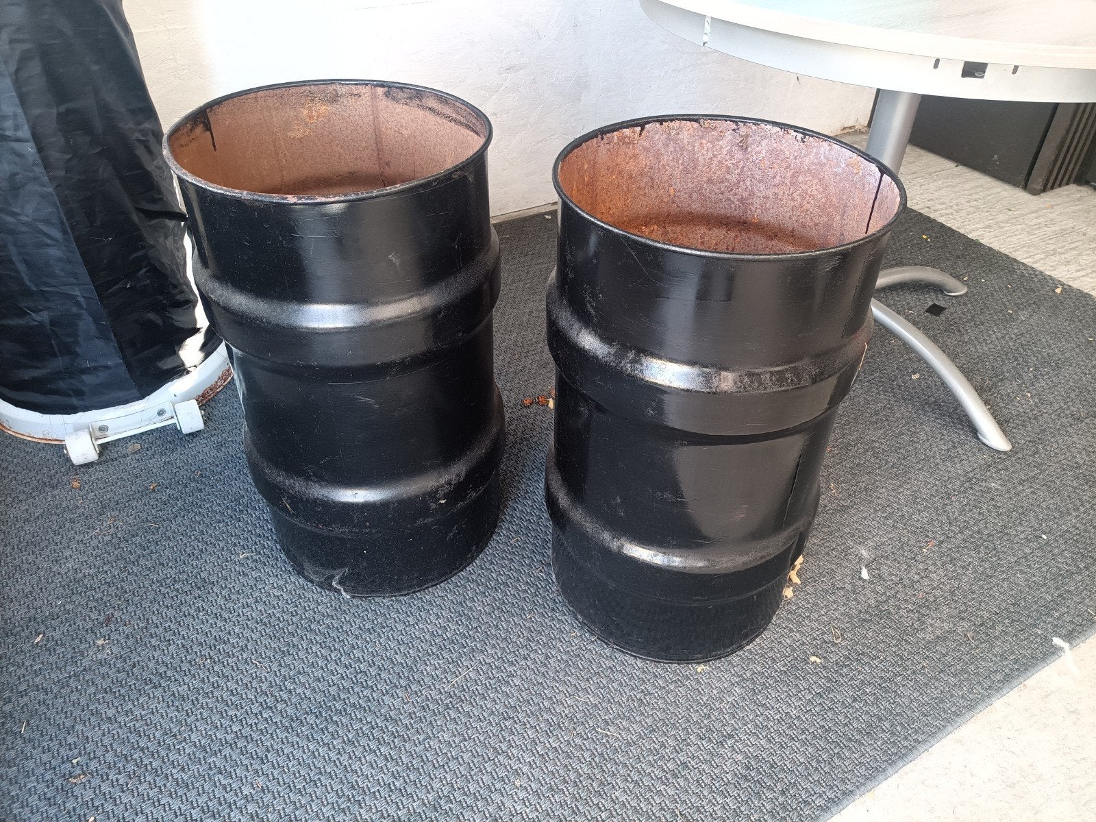 2 zwarte metalen tonnen, Tuin en Terras, Ophalen, Gebruikt