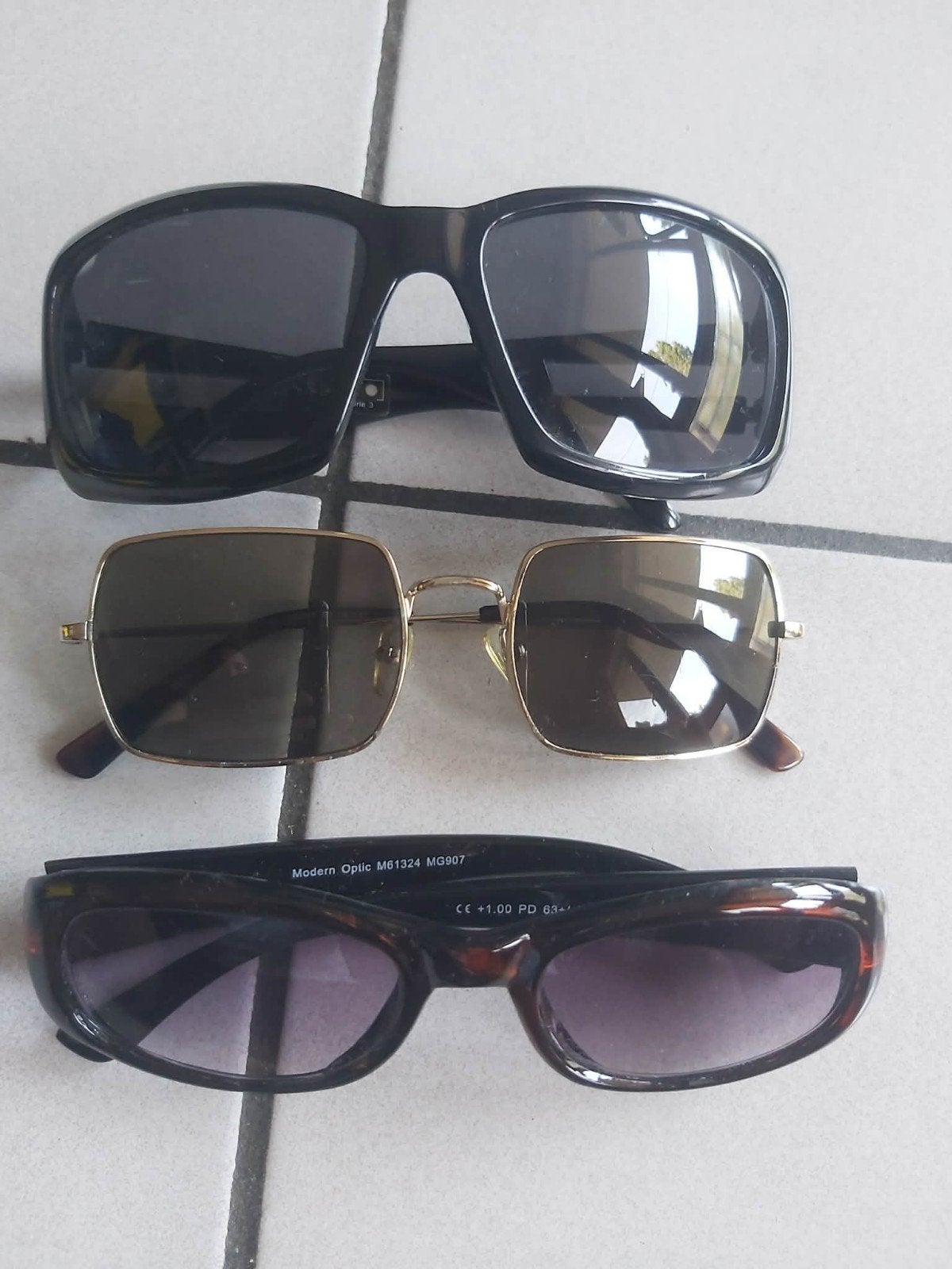 3 lunettes de soleil, Enlèvement