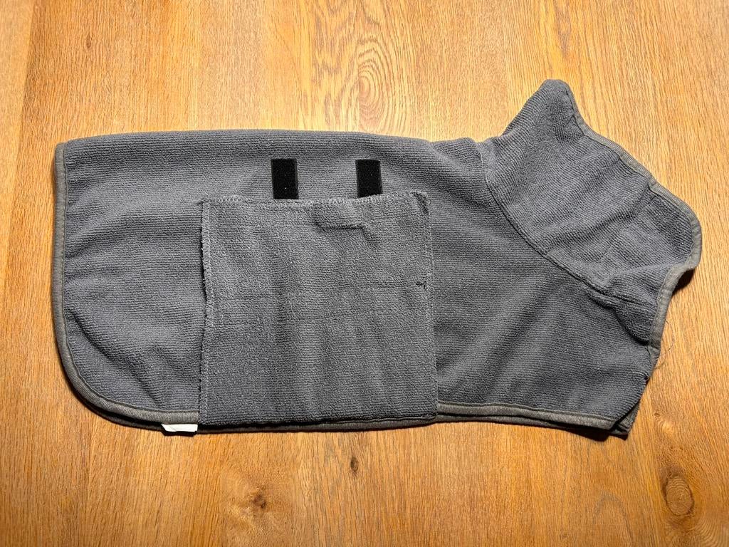 Grijze hondenbadjas maat S 2 stuks, Dieren en Toebehoren, Hondenkleding, Ophalen of Verzenden, Zo goed als nieuw, Hondenbadjas