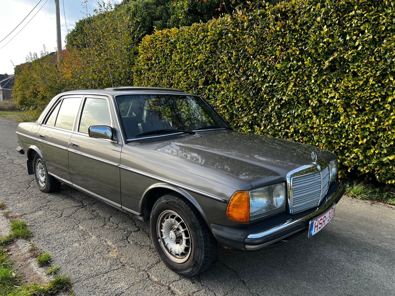 Mercedes W123 200 essence belge 1983 complète OHB, Série 200, 4 portes, Boîte manuelle, Entretenue par le concessionnaire