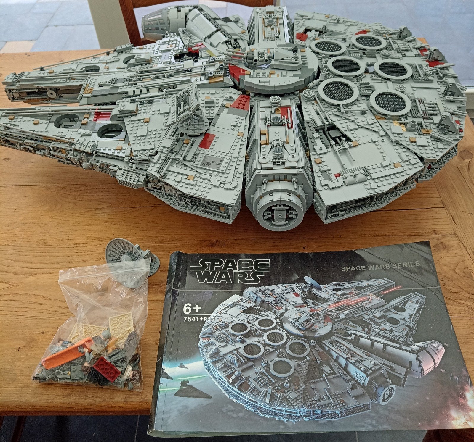 Mooi groot opgebouwd stuk gebaseerd op de Falcon Millenium, Ophalen, Gebruikt