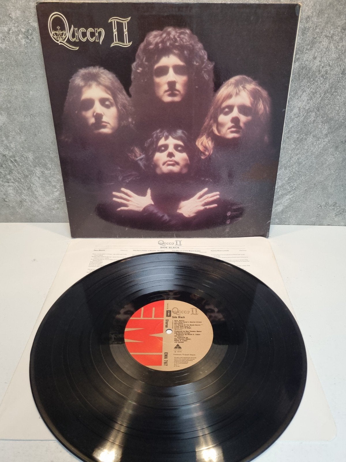Queen II, Enlèvement ou Envoi