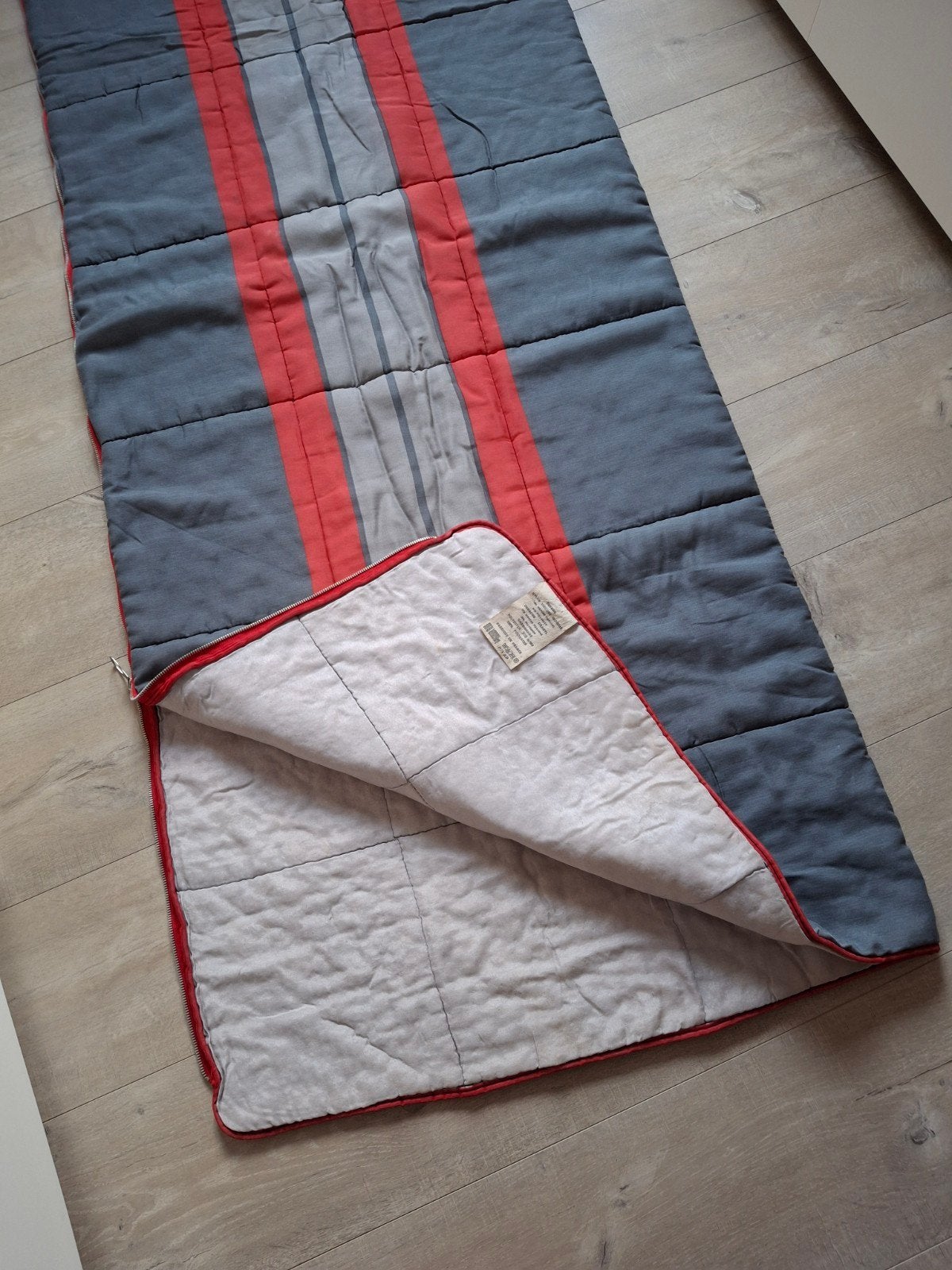 Slaapzak grijs met rode strepen / 70 x 180 cm, Caravans en Kamperen, Slaapzakken, Ophalen