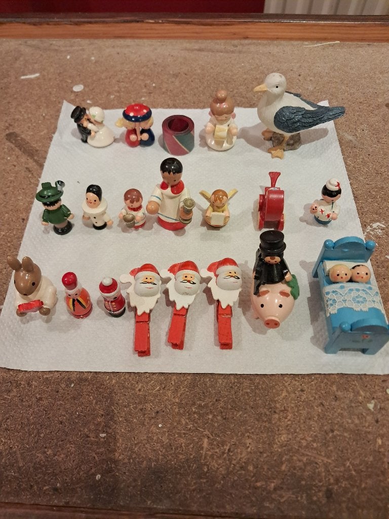 Lot de dix-neuf (19) petites figurines de décoration., Enlèvement