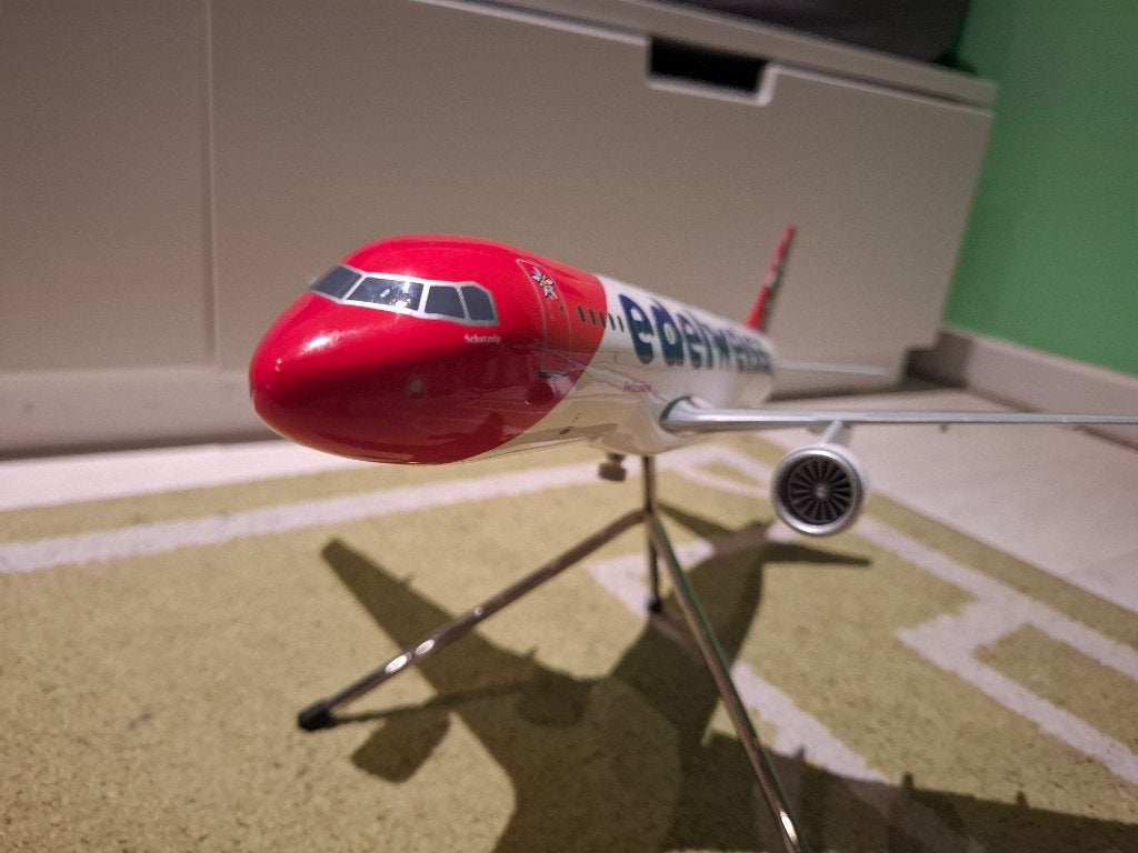 Edelweiss Airbus A320 metalen vliegtuigmodel + standaard, Verzamelen, Ophalen, Nieuw, Schaalmodel