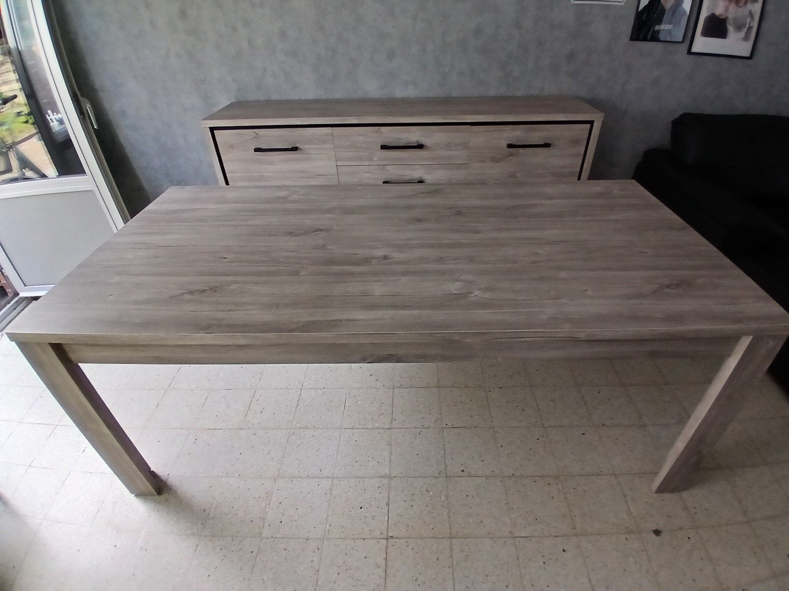 Eettafel met bijpassend dressoir in een lichte houtkleur., Ophalen
