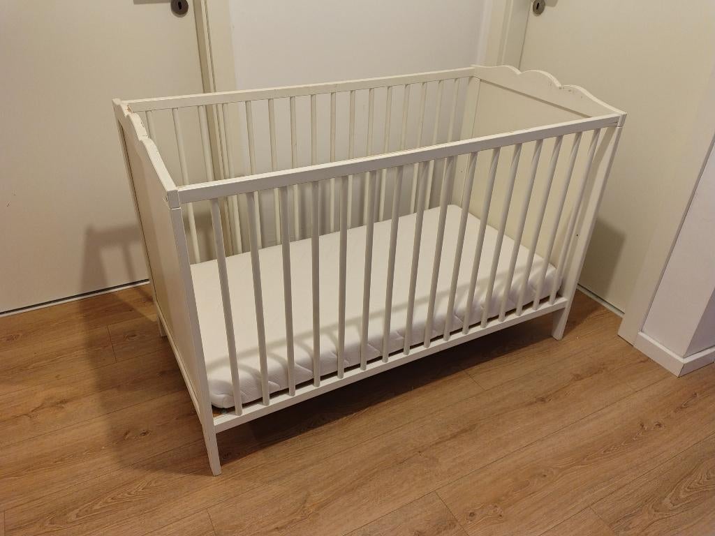 Babybed wit - oud en degelijk!, Ophalen, Gebruikt, Ledikant