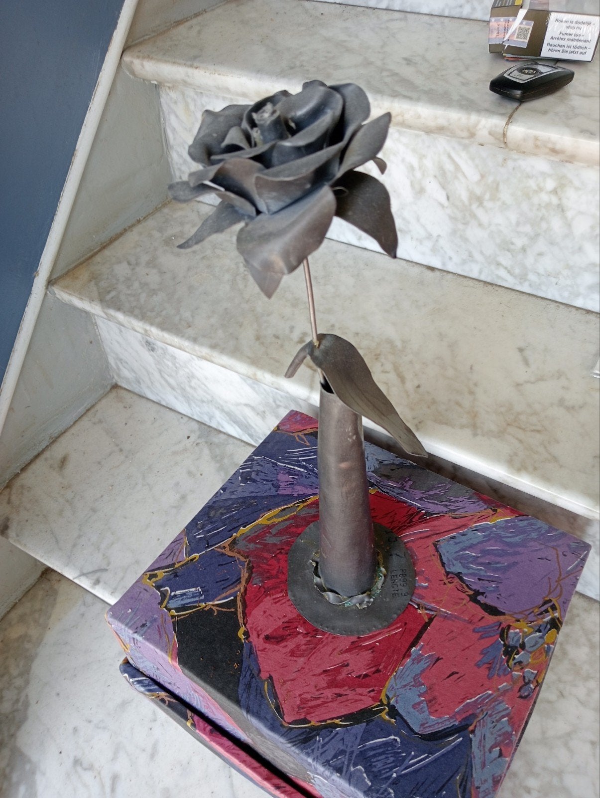 Rose dans un vase, Enlèvement ou Envoi