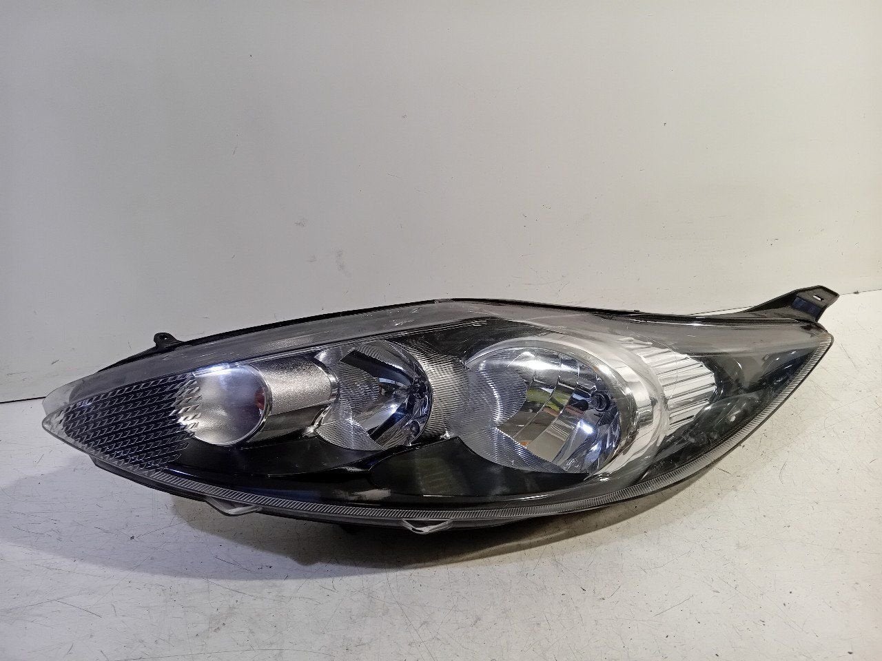 Koplamp links Ford Fiesta, Onderdelen@venauto.nl, Van der Ven Autorecycling B.V., Ettenseweg 76, 4706 PB Roosendaal, The Netherlands